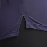 Remera deportiva Nike Dri-FIT color violeta con logo Swoosh estampado en el pecho.