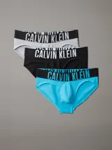 Pack de tres slips Calvin Klein de algodón, con cinturilla elástica con el logo de la marca. Incluye un slip gris, uno negro y uno celeste.