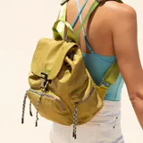 Mochila verde militar de nylon con tapa y broche metálico. Tiene apertura superior con cierre marinero, bolsillos internos, bolsillo con cierre metálico al frente y laterales. Incluye asas rígidas de mano y correas regulables para colgar en la espalda.