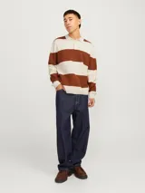 Polo de manga larga tejido jacquard con rayas horizontales color marrón y crudo, cierre de medio botón y fit relajado. Confeccionado con 50% algodón y 50% poliéster reciclado.