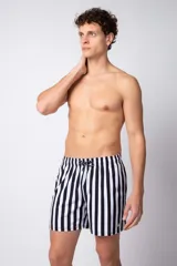 Short de baño para hombre con cintura elástica y cordón ajustable. Presenta un estampado de rayas verticales anchas en color verde oscuro y blanco. Incluye bolsillos laterales y un pequeño parche con logo en el bajo.