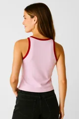 Musculosa amarilla de algodón con breteles anchos con borde blanco y bordado de flores en el pecho.