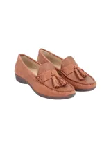 Mocasín color borgoña con textura reptil, detalle de antifaz en nobuck y borlas.
