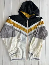 Campera deportiva con capucha, color gris, beige, negro y amarillo.