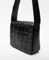 Bandolera pequeña de piel bovina negra con grabado de cocodrilo. Presenta solapa con cierre magnético, asa larga regulable y bolsillo interior con cierre.