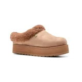 Zueco vegano con plataforma Skechers Bobs Keepsakes Hi-Rise Zen Out, color marrón claro, con capellada de microfibra con apariencia de gamuza, cuello y forro de piel sintética, plantilla acolchada Skechers Memory Foam y suela de tracción flexible.