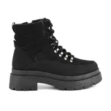 Bota de caña media color negro, con cordones y plataforma track.