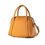 Cartera tipo tote de cuero sintético color habano, con doble asa corta y correa larga regulable extraíble. Tiene cierre superior, un bolsillo interno con cierre y otro abierto.