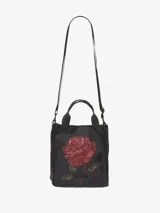 Bolso de mano negro con estampado de una rosa roja, asa doble y correa regulable para llevar al hombro o cruzado. Cierre superior y amplio compartimento principal.