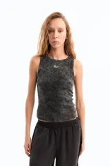 Musculosa de rib de algodón peruano con lycra, de calce fitted, con escote en "U" y largo a la cadera. Presenta detalle de bordado marcario a contratono en frente.