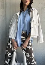 Camisa celeste de lino, corte amplio y mangas largas con puños abotonados.