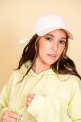 Gorra de visera color rosa.