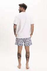 Short de baño color verde oscuro o negro con diseño texturizado o estampado sutil en franjas horizontales y detalles perforados. Posee cordón de ajuste trenzado en la cintura.