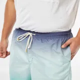 Short de baño celeste con degradado a azul marino, cordón ajustable en la cintura y bolsillos laterales.