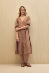 Vestido midi color marrón claro, con escote en V, mangas cortas abullonadas, botones frontales y falda con volantes.