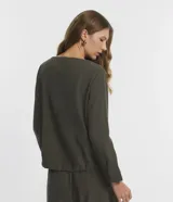 Blusa verde militar de viscosa, con cuello redondo, mangas largas y lazo ajustable en la cintura.