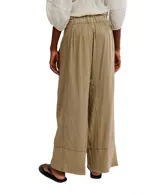 Pantalón color verde claro, amplio y de caída ligera con elástico en la cintura y largo hasta los tobillos.