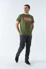 Remera verde militar de algodón con estampado en el frente con la frase "Find Your Way" en letras rojas y grises.