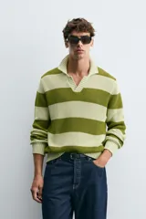 Sweater de punto a rayas horizontales anchas color verde oliva y verde claro, con cuello polo y mangas largas. Tejido en hilatura con algodón y lino, con terminaciones en rib.
