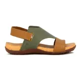 Sandalia de mujer con diseño cerrado en la parte delantera, combinando cuero verde oliva y cuero marrón claro. Posee tira ajustable con velcro en el talón y suela de goma con plantilla de corcho.