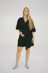 Bata maternal negra de algodón con lazo para ajustar en la cintura y mangas cortas.