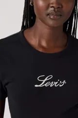 Remera negra de algodón con logo de Levi's bordado en blanco en el pecho.