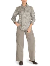 Camisa de manga larga con cuello clásico y cierre frontal con botones. Estampado con motivos marinos en tonos beige y marrón.