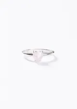 Anillo de plata 925 con piedra de cuarzo rosa en forma de corazón.