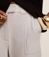 Pantalón carrot de sastrería de cintura alta color azul marino, con trabillas y bolsillos delanteros.