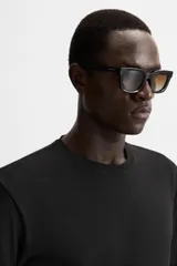 Camiseta negra de manga larga y cuello redondo, corte slim fit.
