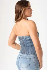 Top strapless de denim celeste con botones frontales y bolsillo superior.