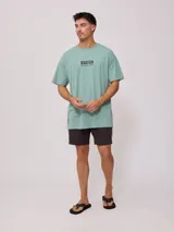 Bermuda de algodón color gris oscuro, con cintura elástica ajustable con cordón.