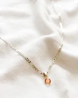 Collar con cadena de 49 cm, enchapado en plata, con dije de 0,5 x 0,5 cm.