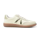 Championes urbanos color beige con detalles dorados y suela marrón.