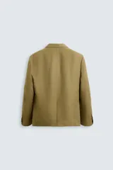 Blazer color marrón claro, de corte recto y doble botonadura. Confeccionado en tejido de lyocell y lino.