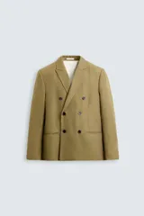 Blazer color marrón claro, de corte recto y doble botonadura. Confeccionado en tejido de lyocell y lino.