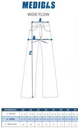 Pantalón de jean celeste de corte wide leg, tiro alto y material elastizado.