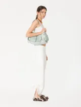 Pantalón largo de lino color blanco, de corte amplio y tiro alto. Presenta recortes en delantero y espalda, bolsillos escondidos al frente y bolsillos ojal en la parte posterior. Lleva jareta con lazo para ajustar y bordado marcario JCH en el delantero.