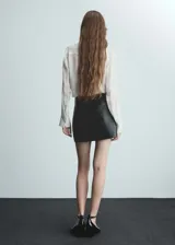 Blusa blanca de diseño estándar, tejido fluido, cierre delantero, cuello redondo, tejido ligero, manga larga con puños abotonados, escote de pico, diseño recto, cierre de lazo en el cuello.