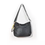 Bandolera negra de tela con correa regulable, cierre superior y bolsillo frontal con cierre.