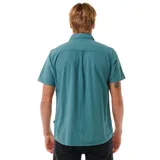 Camisa de manga corta color verde con botones marrones y bolsillo en el pecho.