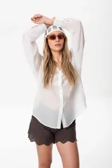 Camisa verde de manga larga con botones.