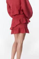 Minifalda celeste con volados, confeccionada en lino italiano.