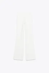 Pantalón blanco de tiro alto con cintura elástica y corte acampanado.