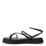 Sandalias negras con plataforma baja y tiras finas.