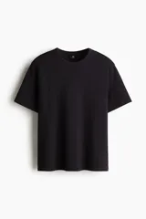 Remera negra de algodón con textura waffle, cuello redondo ribeteado y corte estándar.