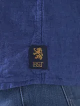 Camisa azul marino de lino y algodón, de manga larga con cuello clásico y bolsillo en el pecho.