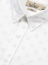 Camisa blanca de lino y algodón con estampado de corales celestes, de manga corta y corte clásico.