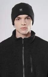 Gorro de lana negro con logo de tijeras blancas bordado en el frente.