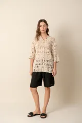 Camisa color nude de crochet con mangas tres cuartos y cuello camisero.